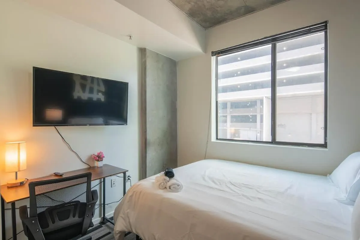 Calm 2Bd - Central Dt - Gym, Pool, Parking - Sleep 8 Phoenix